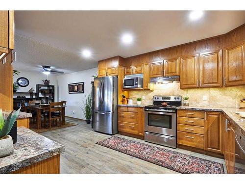 243-1480 Southview Drive Se, Medicine Hat, AB - Indoor Photo Showing Kitchen With Stainless Steel Kitchen