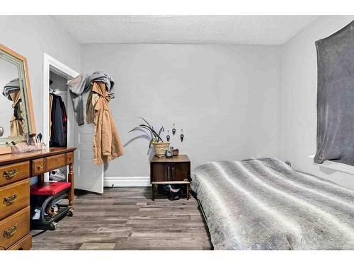 492 12 Street Se, Medicine Hat, AB - Indoor Photo Showing Bedroom