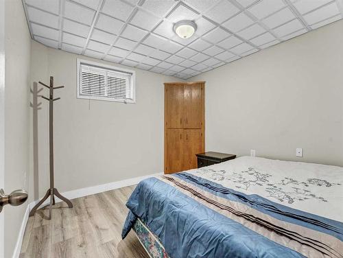 562 4 Street Sw, Medicine Hat, AB - Indoor Photo Showing Bedroom