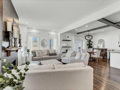 610 Somerside View Se, Medicine Hat, AB - Indoor Photo Showing Living Room