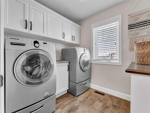 610 Somerside View Se, Medicine Hat, AB - Indoor Photo Showing Laundry Room