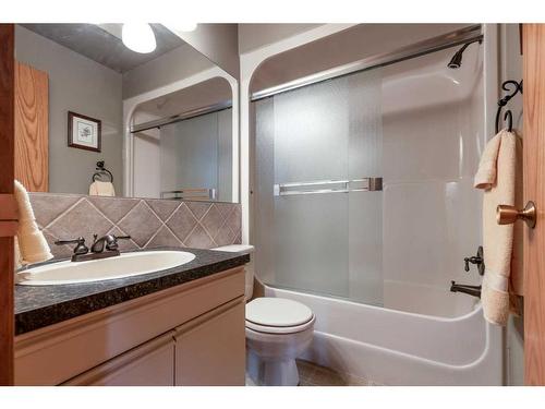 2-1165 16 Street Ne, Medicine Hat, AB - Indoor Photo Showing Bathroom