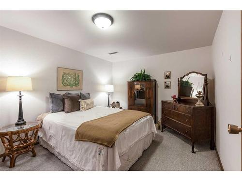 2-1165 16 Street Ne, Medicine Hat, AB - Indoor Photo Showing Bedroom