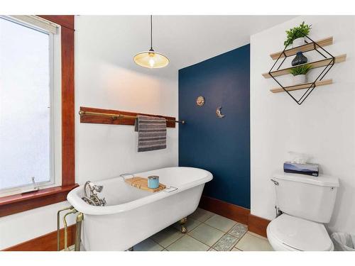 330 8 Street Se, Medicine Hat, AB - Indoor Photo Showing Bathroom