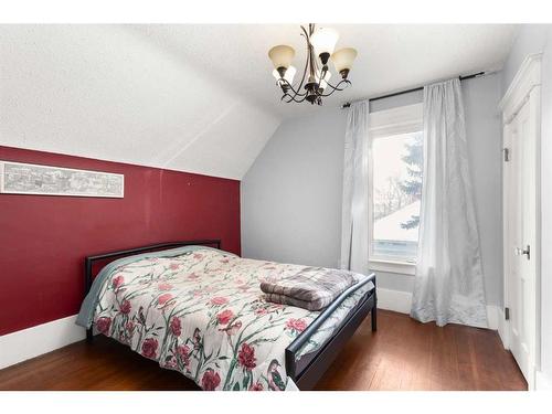 330 8 Street Se, Medicine Hat, AB - Indoor Photo Showing Bedroom
