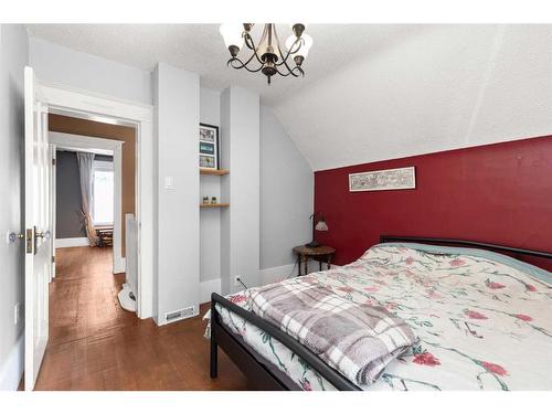 330 8 Street Se, Medicine Hat, AB - Indoor Photo Showing Bedroom