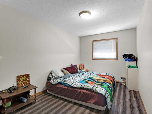 543 Stark Way Se, Medicine Hat, AB - Indoor Photo Showing Bedroom