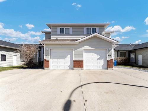 543 Stark Way Se, Medicine Hat, AB - Outdoor With Facade