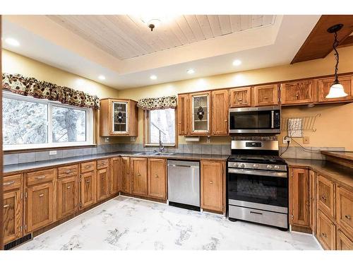 176 1 Street Sw, Medicine Hat, AB - Indoor Photo Showing Kitchen With Double Sink