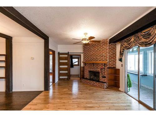 176 1 Street Sw, Medicine Hat, AB - Indoor With Fireplace