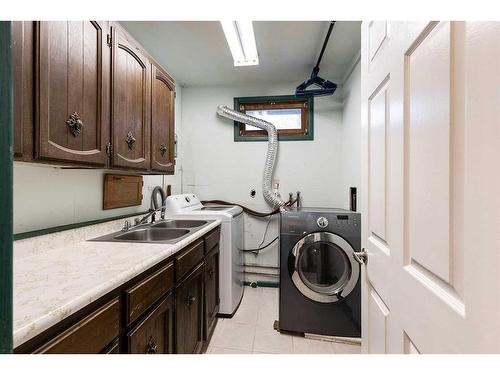 176 1 Street Sw, Medicine Hat, AB - Indoor Photo Showing Laundry Room
