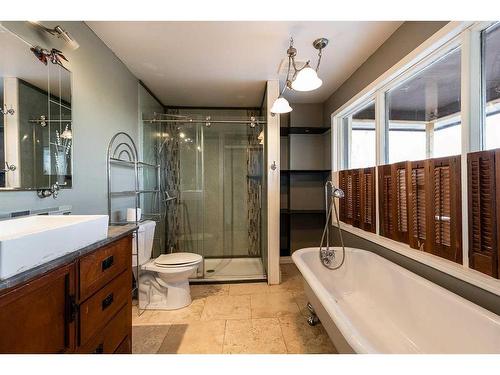 176 1 Street Sw, Medicine Hat, AB - Indoor Photo Showing Bathroom