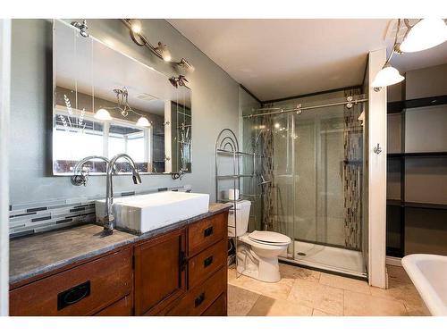 176 1 Street Sw, Medicine Hat, AB - Indoor Photo Showing Bathroom