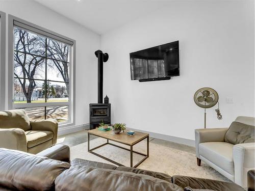 170 2 Street Nw, Medicine Hat, AB - Indoor Photo Showing Living Room