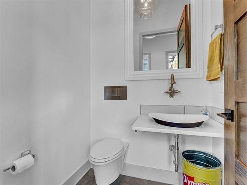 170 2 Street Nw, Medicine Hat, AB - Indoor Photo Showing Bathroom