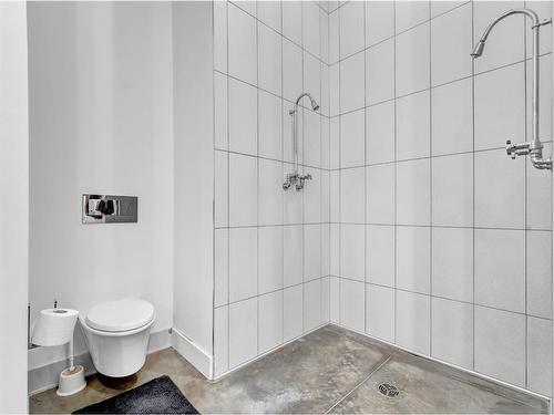 170 2 Street Nw, Medicine Hat, AB - Indoor Photo Showing Bathroom