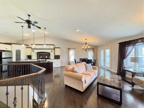 81 Sandstone Place Se, Medicine Hat, AB - Indoor Photo Showing Living Room