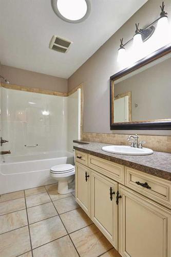 81 Sandstone Place Se, Medicine Hat, AB - Indoor Photo Showing Bathroom