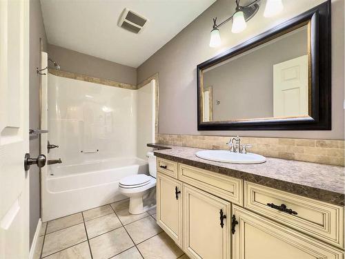 81 Sandstone Place Se, Medicine Hat, AB - Indoor Photo Showing Bathroom