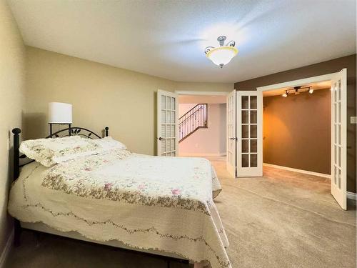 81 Sandstone Place Se, Medicine Hat, AB - Indoor Photo Showing Bedroom