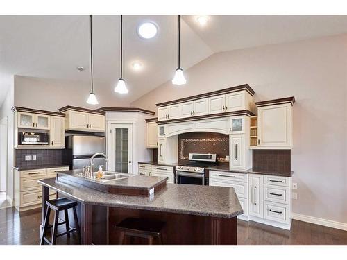 81 Sandstone Place Se, Medicine Hat, AB - Indoor Photo Showing Kitchen