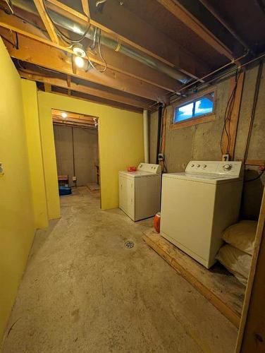 1938 1 Avenue Ne, Medicine Hat, AB - Indoor Photo Showing Laundry Room