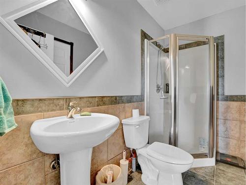 19 Heather Court, Irvine, AB - Indoor Photo Showing Bathroom