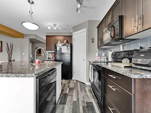 4923 Southlands Drive Se, Medicine Hat, AB - Indoor Photo Showing Kitchen With Upgraded Kitchen
