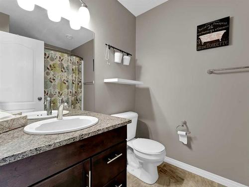 4923 Southlands Drive Se, Medicine Hat, AB - Indoor Photo Showing Bathroom
