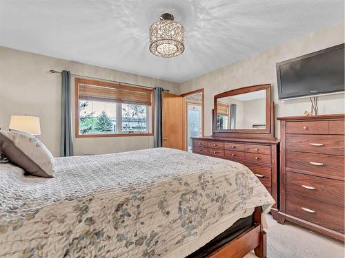 104063 Range Road 111, Bow Island, AB - Indoor Photo Showing Bedroom