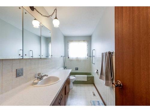 1406 26 Street Se, Medicine Hat, AB - Indoor Photo Showing Bathroom