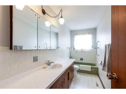 1406 26 Street Se, Medicine Hat, AB - Indoor Photo Showing Bathroom