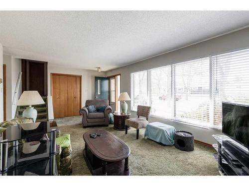 1406 26 Street Se, Medicine Hat, AB - Indoor Photo Showing Living Room