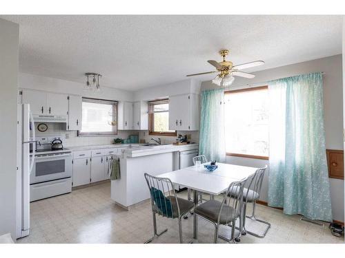 1406 26 Street Se, Medicine Hat, AB - Indoor Photo Showing Living Room