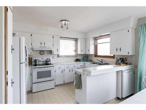 1406 26 Street Se, Medicine Hat, AB - Indoor Photo Showing Kitchen With Double Sink