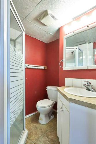 84 Cameron Road Se, Medicine Hat, AB - Indoor Photo Showing Bathroom