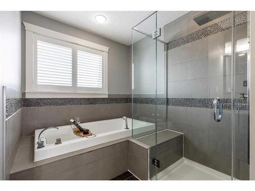 120 Seven Persons Crescent Sw, Medicine Hat, AB - Indoor Photo Showing Bathroom