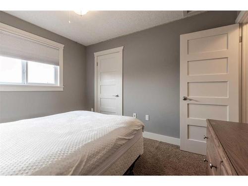 120 Seven Persons Crescent Sw, Medicine Hat, AB - Indoor Photo Showing Bedroom