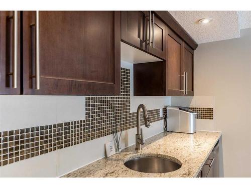 120 Seven Persons Crescent Sw, Medicine Hat, AB - Indoor Photo Showing Kitchen