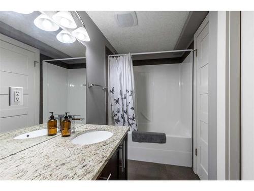 120 Seven Persons Crescent Sw, Medicine Hat, AB - Indoor Photo Showing Bathroom