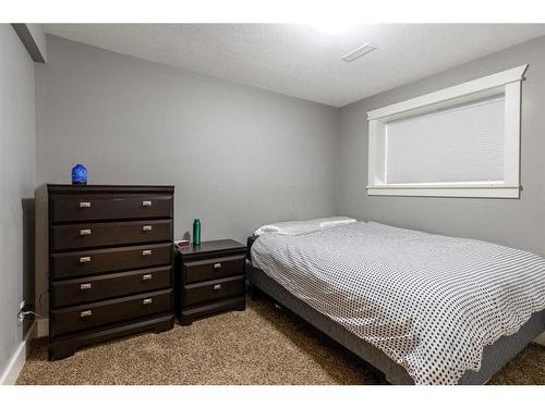 120 Seven Persons Crescent Sw, Medicine Hat, AB - Indoor Photo Showing Bedroom