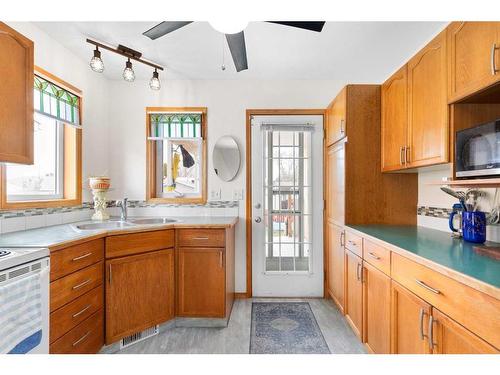 2139 Hawthorne Avenue Ne, Medicine Hat, AB - Indoor Photo Showing Kitchen With Double Sink