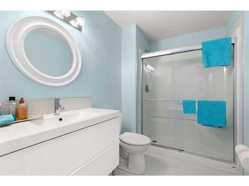 2139 Hawthorne Avenue Ne, Medicine Hat, AB - Indoor Photo Showing Bathroom