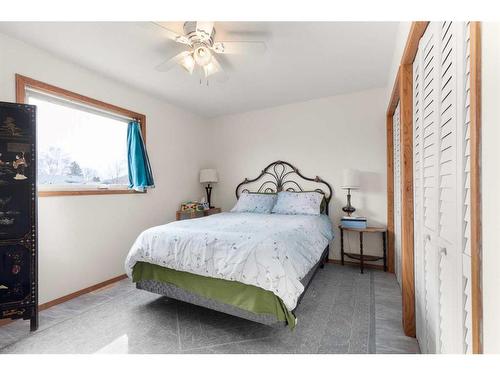 2139 Hawthorne Avenue Ne, Medicine Hat, AB - Indoor Photo Showing Bedroom