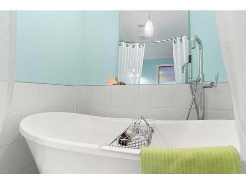 2139 Hawthorne Avenue Ne, Medicine Hat, AB - Indoor Photo Showing Bathroom