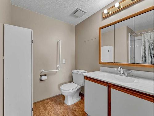 322-3090 15 Avenue Se, Medicine Hat, AB - Indoor Photo Showing Bathroom