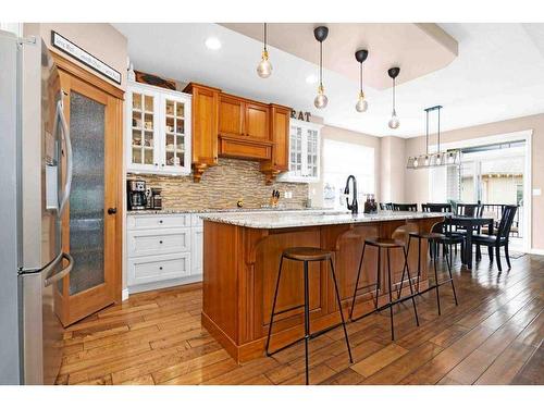 256 Hamptons Way Se, Medicine Hat, AB - Indoor Photo Showing Kitchen With Upgraded Kitchen