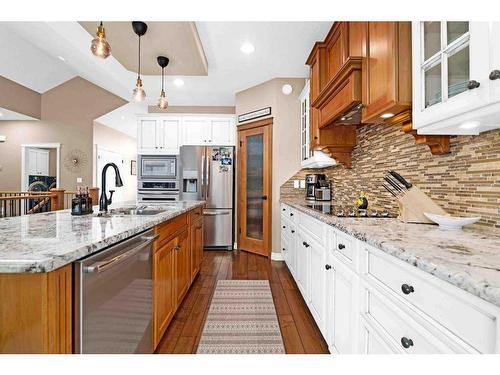 256 Hamptons Way Se, Medicine Hat, AB - Indoor Photo Showing Kitchen With Stainless Steel Kitchen With Upgraded Kitchen