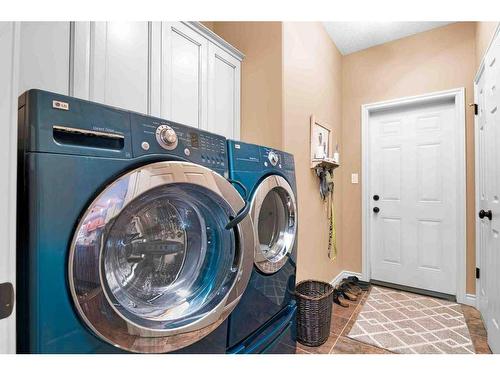 256 Hamptons Way Se, Medicine Hat, AB - Indoor Photo Showing Laundry Room