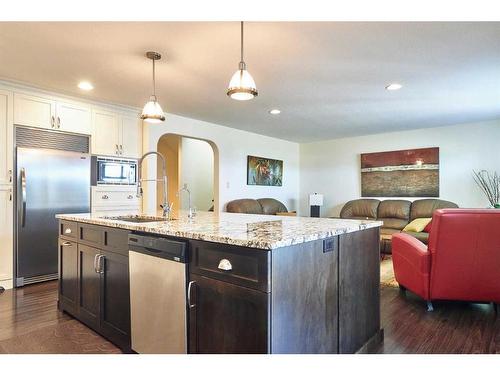 319 Hamptons Way Se, Medicine Hat, AB - Indoor Photo Showing Kitchen With Upgraded Kitchen